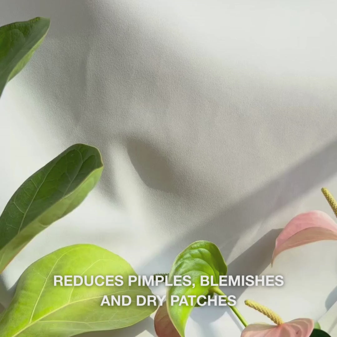 Close-up of a hand dispensing a small amount of lightweight, creamy Body Lotion with Salicylic Acid into the palm and massaging it into rough, blemish-prone skin: its smooth, fast-absorbing texture gently exfoliates dead skin, hydrates with hyaluronic and lactic acids, and refines texture with salicylic acid and niacinamide.