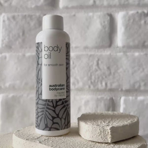 Body Oil reduces stretch marks, scars, and dark spots. With almond oil, squalane, and vitamin E, it hydrates and smooths the skin.