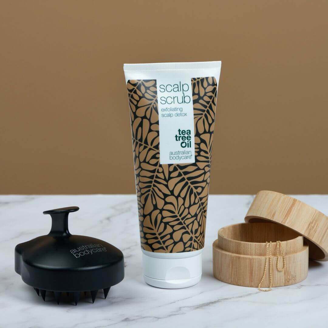 2 tuotetta rasvaisille hiuksille - Tea Tree Shampoo ja päänahan kuorinta rasvaiselle päänahalle ja rasvaisille hiuksille